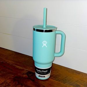 BNWT 40oz HydroFlask travel tumbler with flex straw in dew.